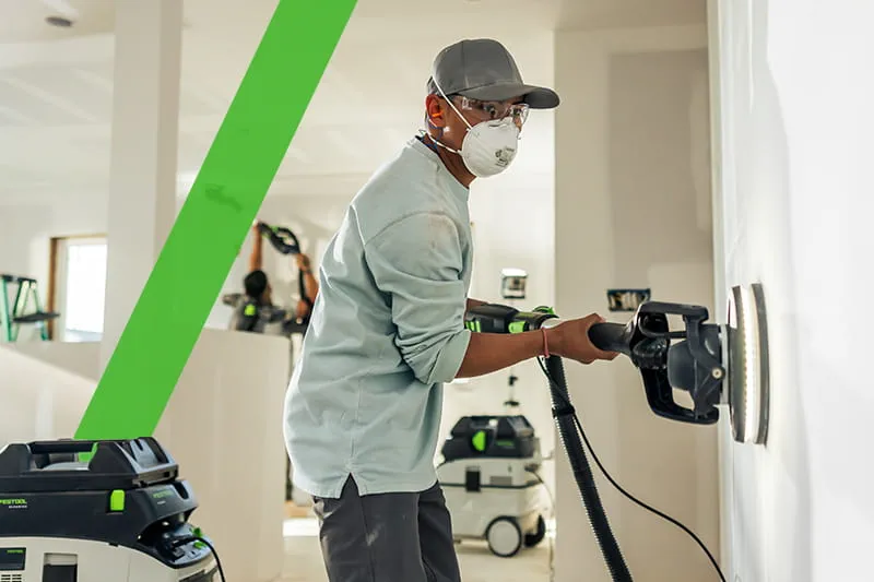 Painter with PLANEX sanding wall