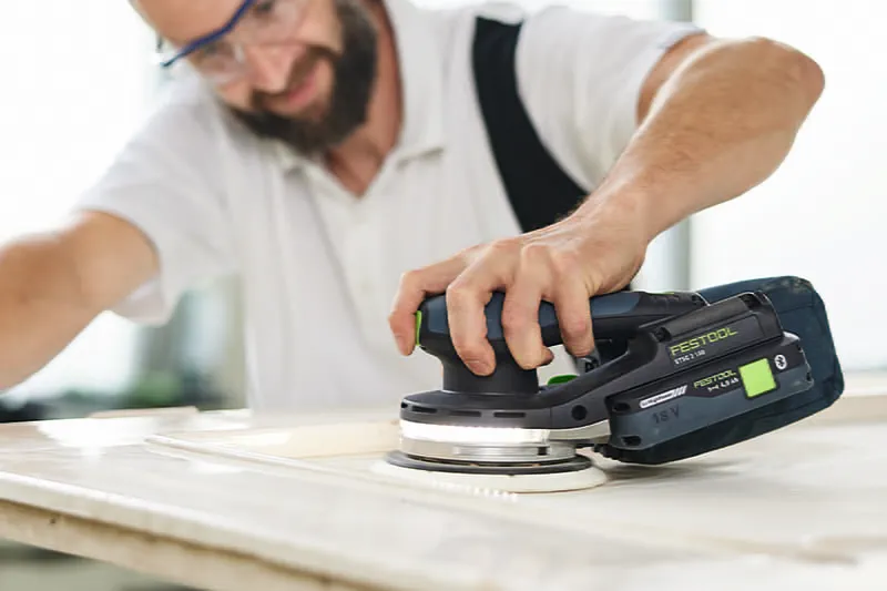 ETSC 2 150 Sanding a door