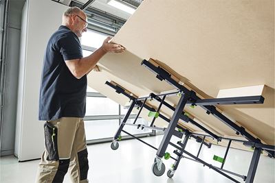 A large panel is lifted with an MFT