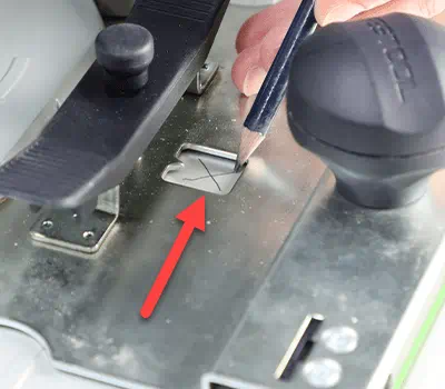 Entalladura en la placa guía