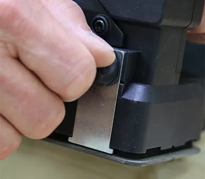 Screwing on the cutting depth limiter