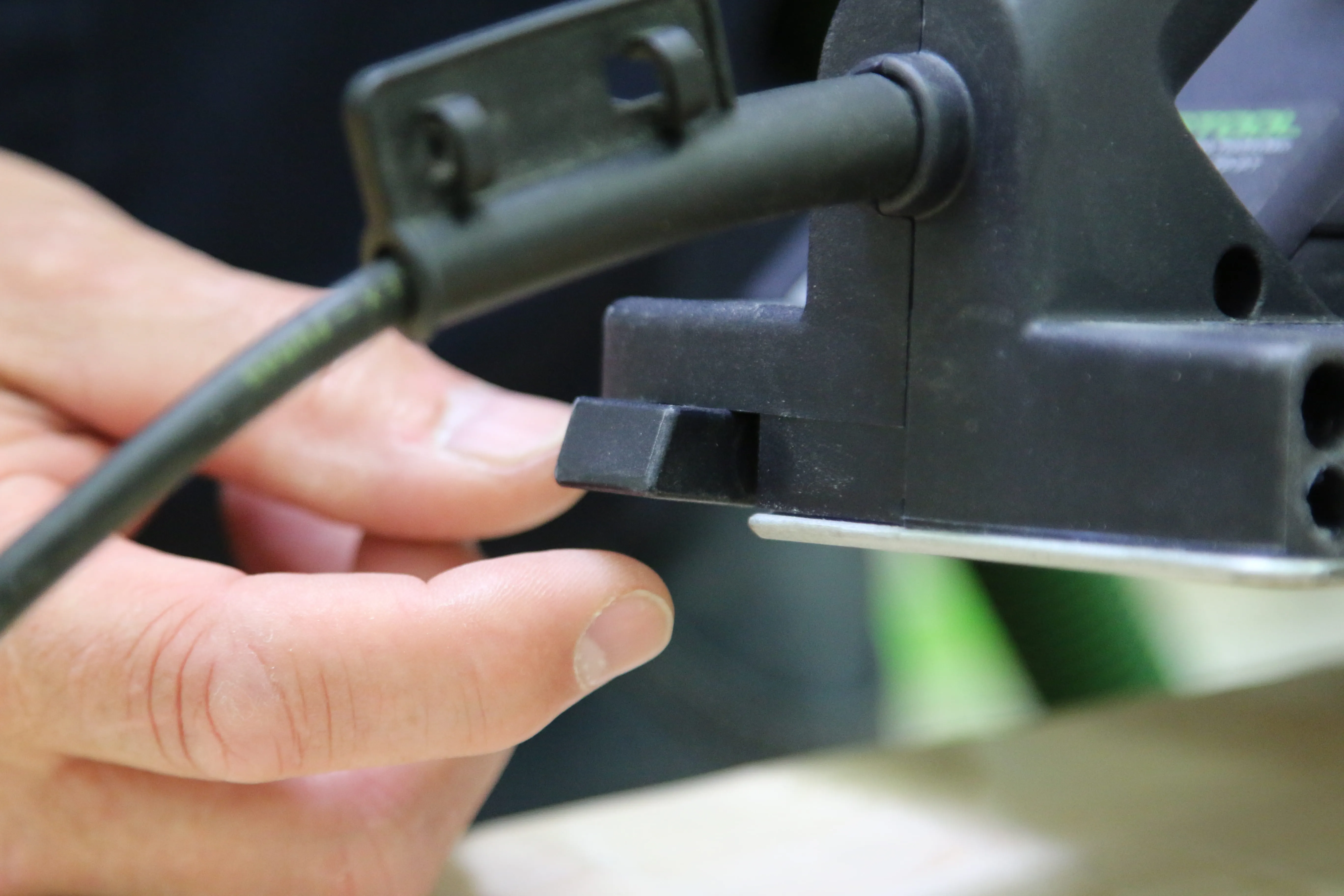 Locking the support foot