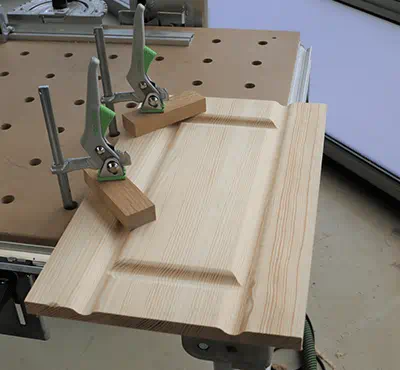 Routing decorative grooves & profiling furniture fronts