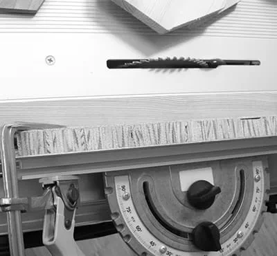 Adjusting the height of the saw blade