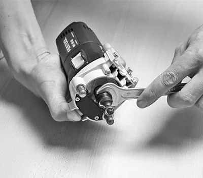 Checking the bearing guide