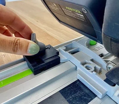 Plunge cut using the portable circular saw » Saw clean cutouts