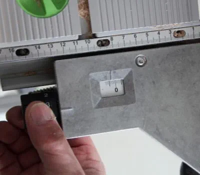 Tip: Use the fine adjuster of the parallel stop to set the groove width