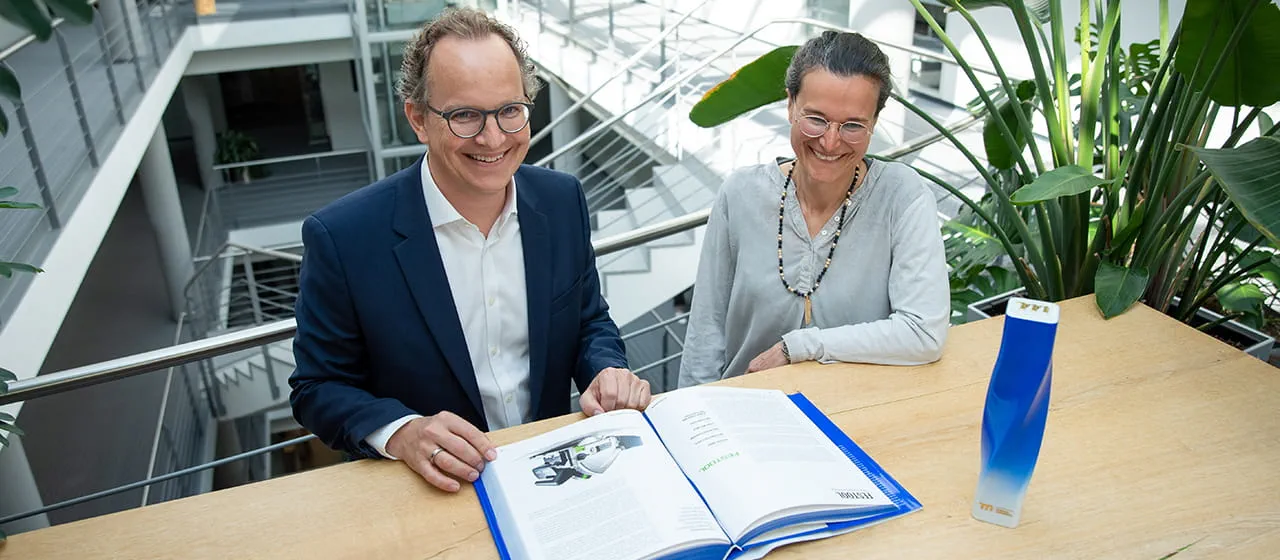 Barbara Austel and Sascha Menges with the "Brands of the Century" trophy and the corresponding book.
