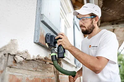 Marco Dworzak processes the windows and frames using the Festool cordless sander