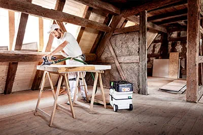 Marco Dworzak processes the windows and frames using the Festool cordless sander, helped by the new CLEANTEC CTLC MINI cordless mobile dust extractor