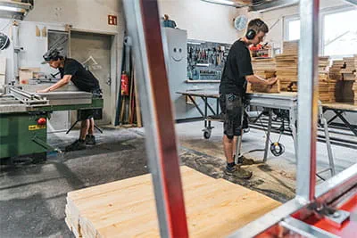 Projects are prepared and partially prefabricated in the large factory hall at the Durach headquarters.