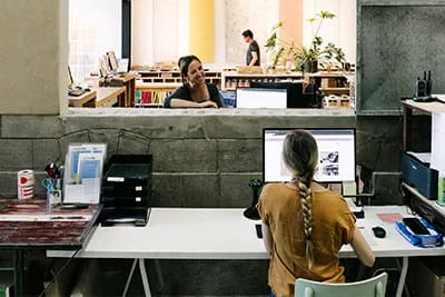 The Tintelijn shop sells eco-friendly products and offers customers welcome advice.